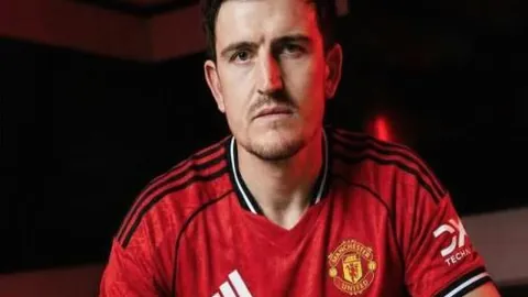 内维尔点评：切尔西球员围裁判，动作夸张似邪教仪式